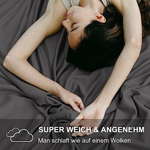 Frau schläft auf weichen grauen Laken.