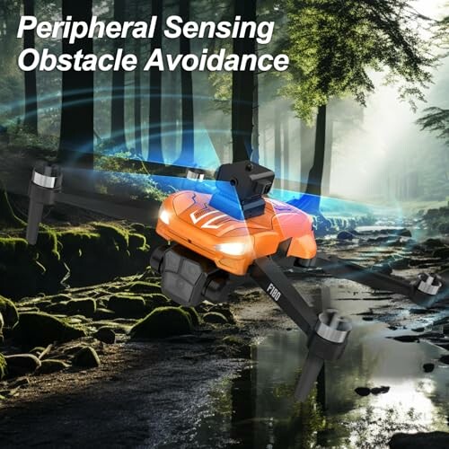 Drohne fliegt durch bewaldeten Bereich