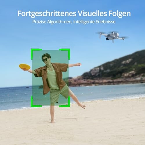 Mann am Strand mit Drohne und Frisbee.