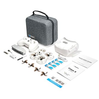 FPV-Drohnen-Set mit Zubehör, Fernbedienung und Tragetasche.