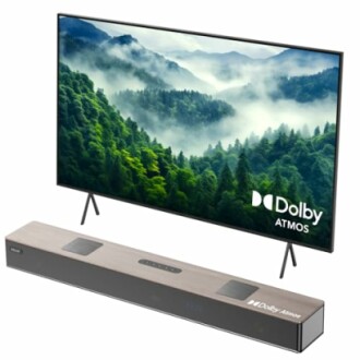 4K-Fernseher mit Soundbar und Waldlandschaft.