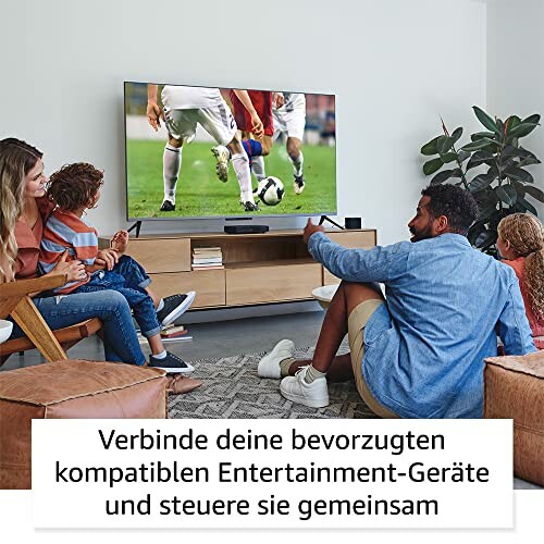 Familie schaut gemeinsam Fußball im Wohnzimmer