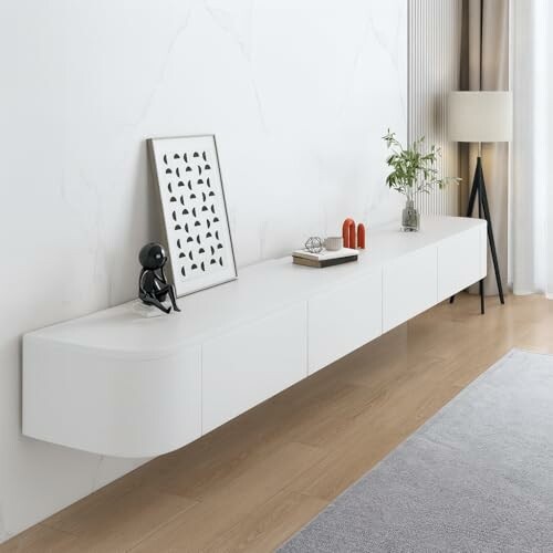 Modernes Wohnzimmer mit weißem Wandschrank und Dekorationen.