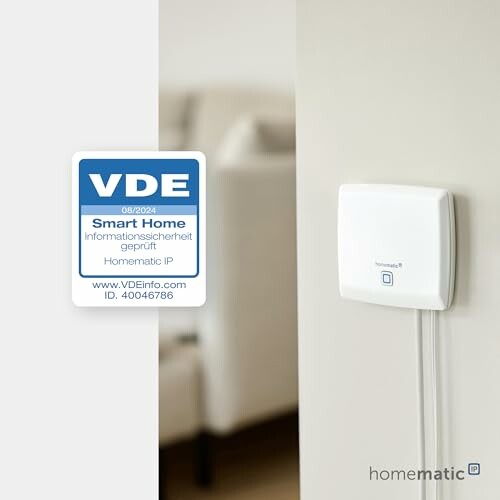 Smart-Home-Gerät an der Wand montiert mit VDE-Zertifizierung.
