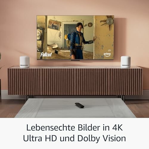 Wohnzimmer mit großem Fernseher, der eine Szene zeigt.