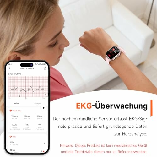 Frau überwacht EKG-Daten auf Smartphone und Smartwatch.