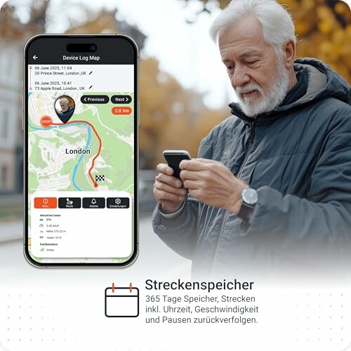 Älterer Mann nutzt Fitness-App auf Smartphone im Park