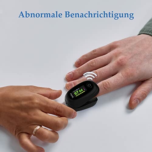 Person verwendet Fingerpulsoximeter