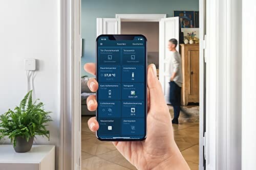 Hand mit Smartphone zeigt Smart-Home-App