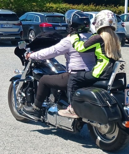 Barn bag på motorcykel