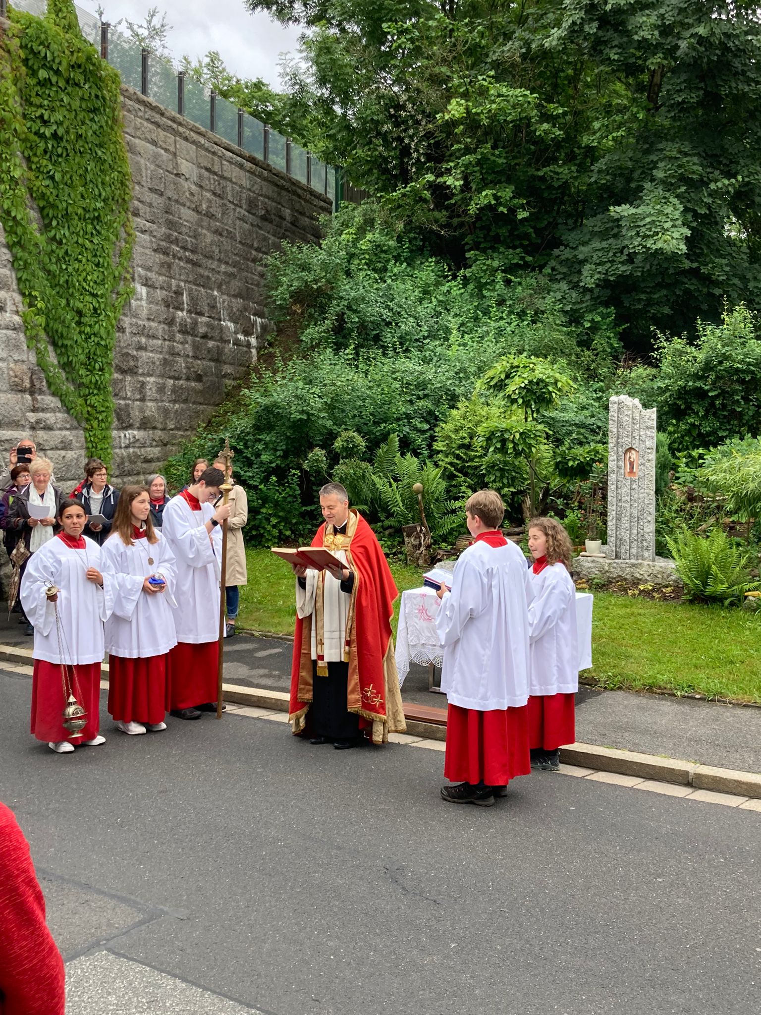 Flurprozession 2022 Pfarrer und Ministratranten vor dem Altar