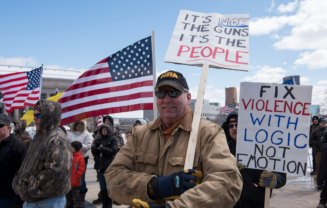銃の規制に反対する人々